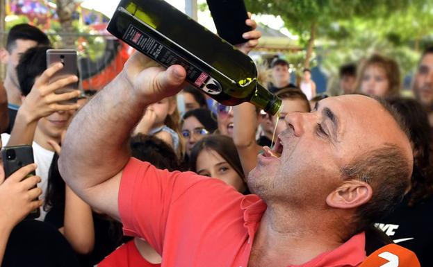 Galería. Ginés 'Corregüela' bebe aceite de oliva en el I Concurso de Bocadillos de El Palmar. 