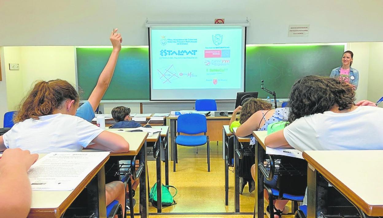 Los estudiantes de la ESO, durante las pruebas de selección. 