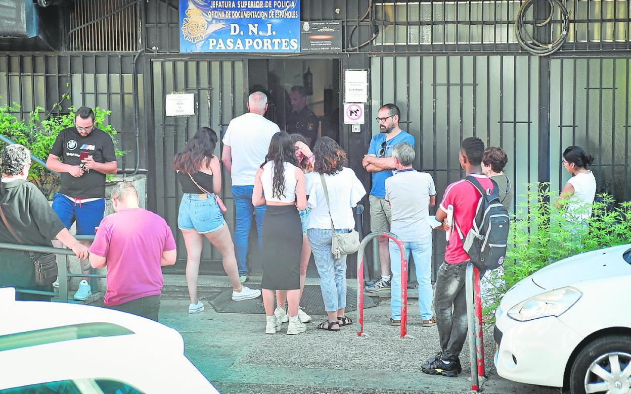 Ciudadanos esperando, ayer, en la oficina del DNI de la calle Isaac Albéniz, en Murcia. 