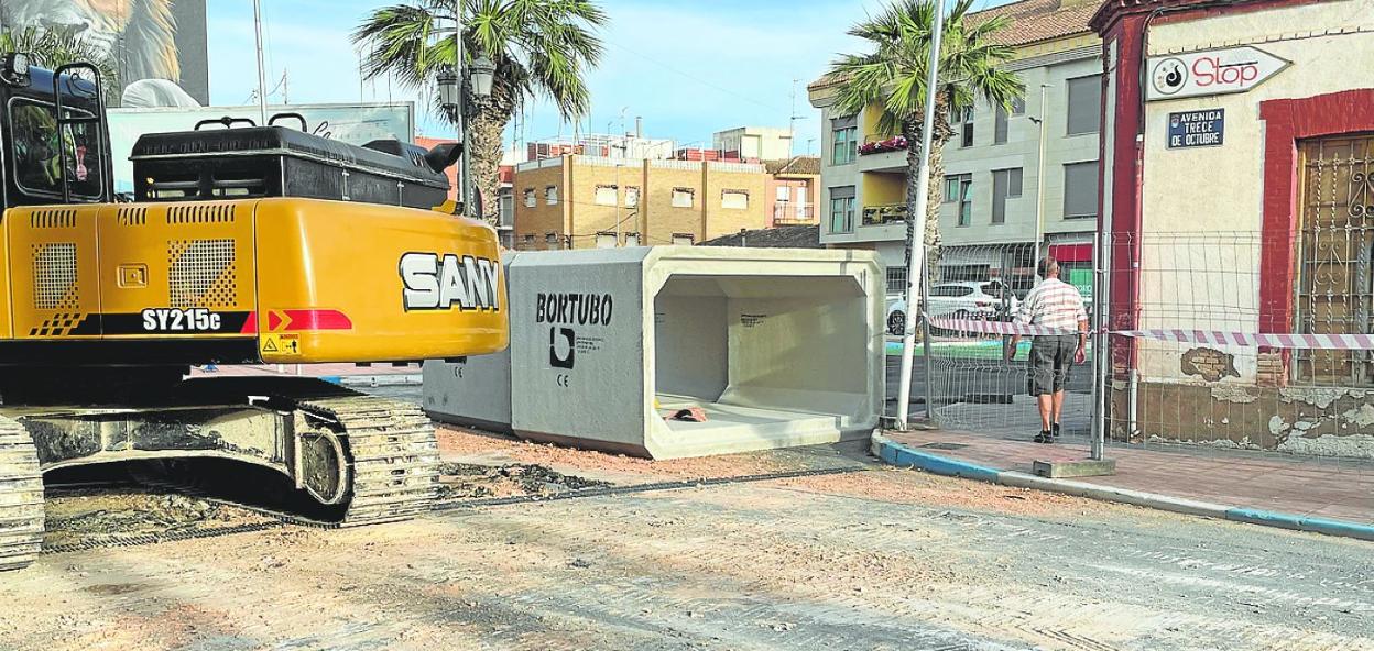 Un vecino pasea junto a una de las máquinas que trabajan en las obras del nuevo colector, ayer. 