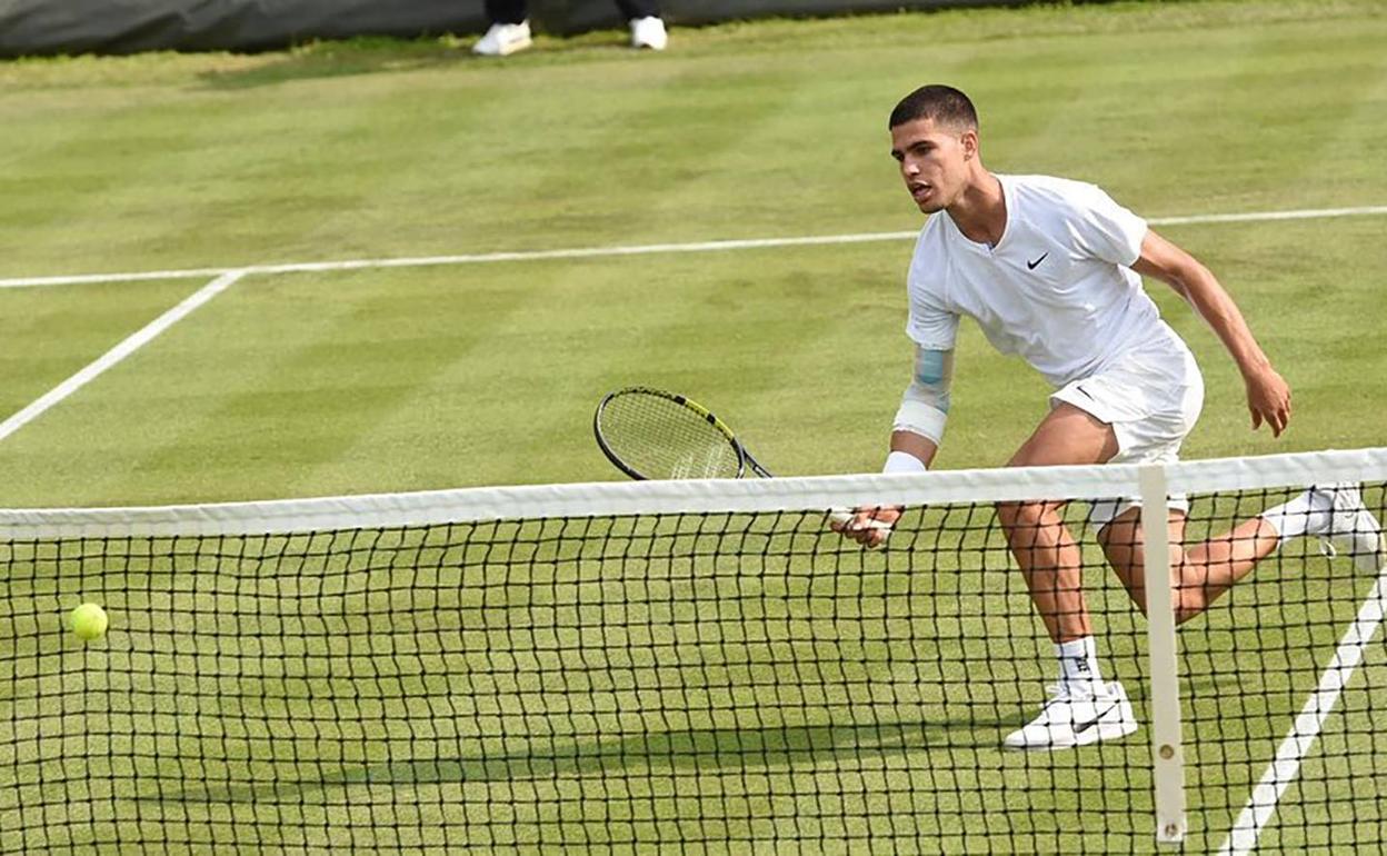 Carlos Alcaraz sube a la red en un punto del partido que disputó ayer frente a Frances Tiafoe en Hurlingham. 