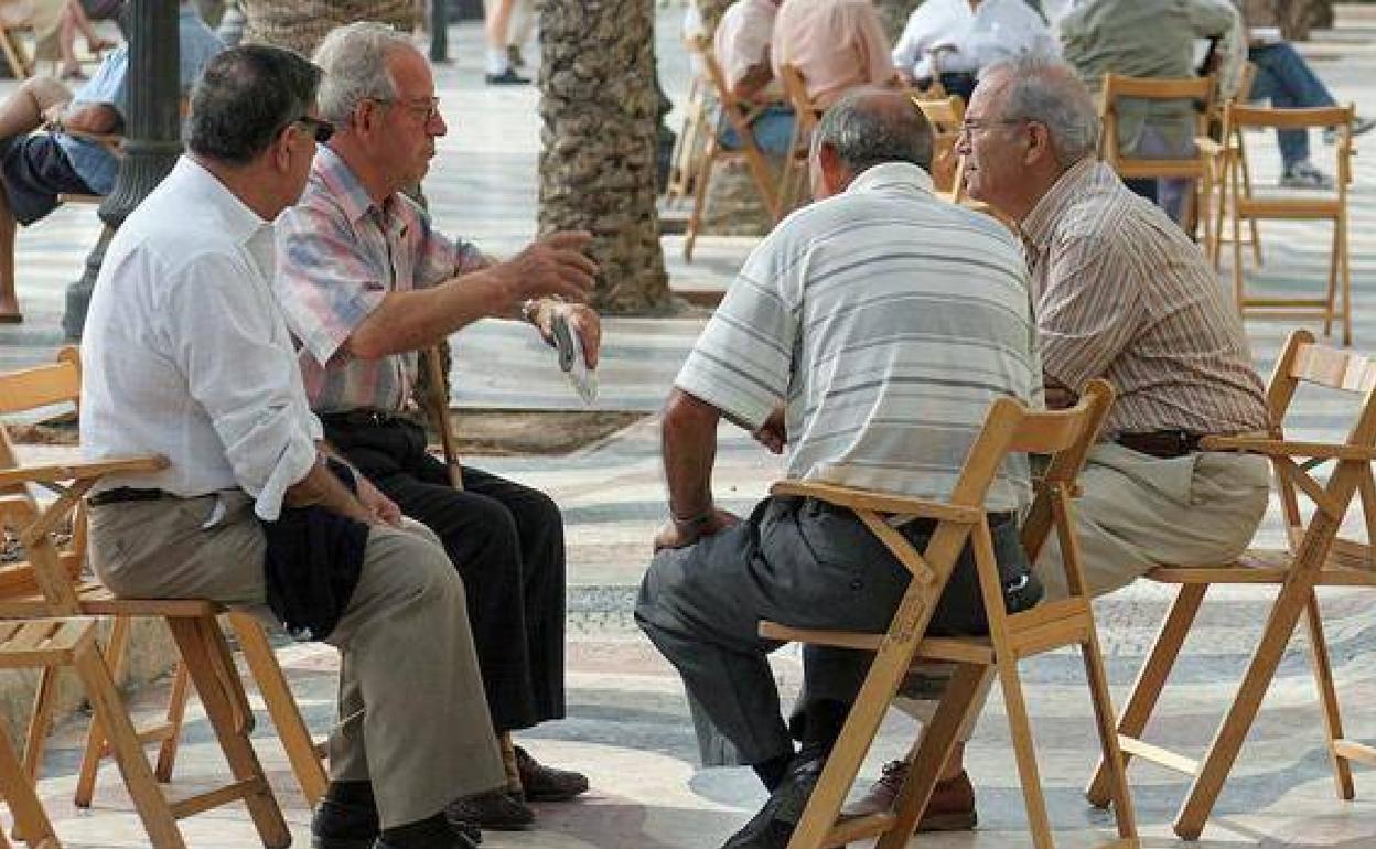 Un grupo de personas mayores conversan.
