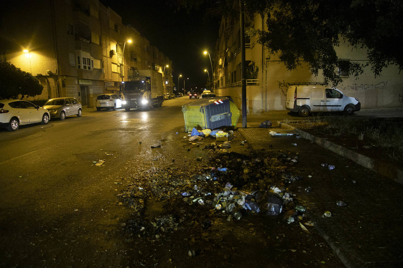 Fotos: Arden contenedores en toda la ciudad de Cartagena en medio de un fuerte dispositivo policial