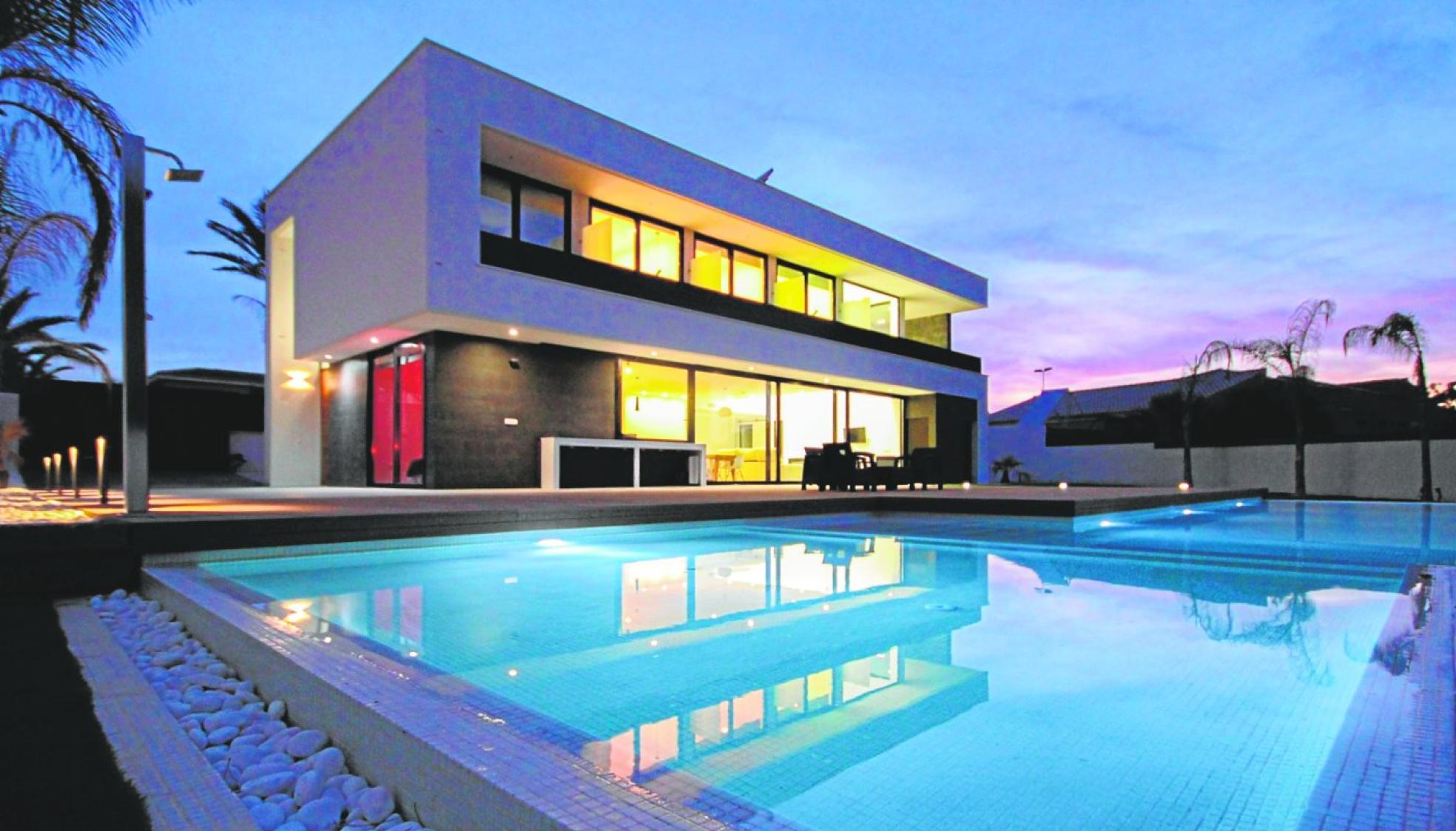 'Villa Gawy I' está ubicada en la zona de Monte Blanco de La Manga, Cartagena, y aparte de su gran piscina, tiene cinco habitaciones con baños individuales, un amplio salón y un garaje para cinco vehículos.