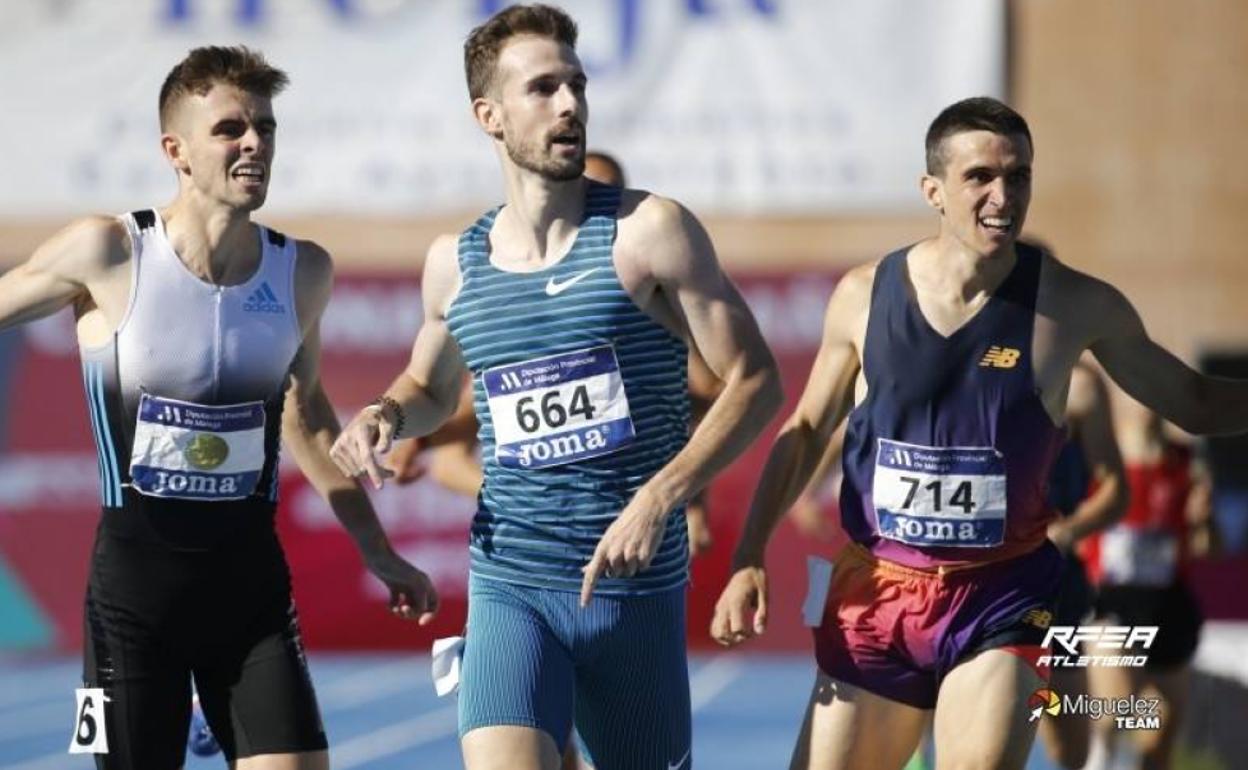 Adrián Ben, Álvaro de Arriba y Mariano García, este domingo, tras cruzar la línea de meta.