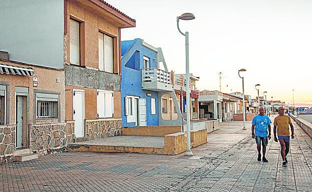 Paseo marítimo de Los Nietos, en Cartagena, donde hay varias casas bajas que se alquilan, pero los vecinos no les ponen cartel para evitar que sean okupadas al estar deshabitadas. 