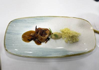 Imagen secundaria 1 - Arriba, falso ravioli de boloñesa de cigala y manita; a la izquierda, manita rellena de cebolla y puré de manzana; y, a la derecha, arroz suflado 'pad thai'. 