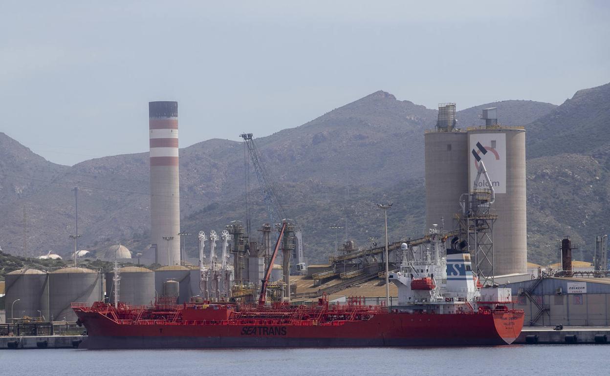 Un barco de mercancías atracado en el puerto de Escombreras de Cartagena