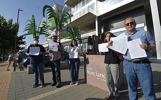 Jesús Abenza (Smumfyc), Francisco Martínez, María Jódar, Ana Bermejo (Seapremur) y Mario Soler (ADSP), este lunes en Habitamia.