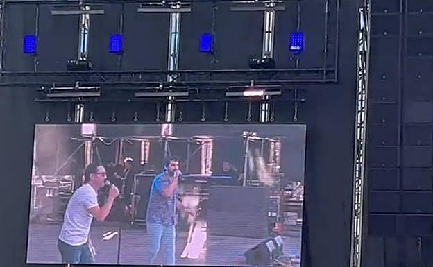 Carlos Santos y Fran Perea: El inesperado 'crossover' de Los Serrano y Los Hombres de Paco en concierto