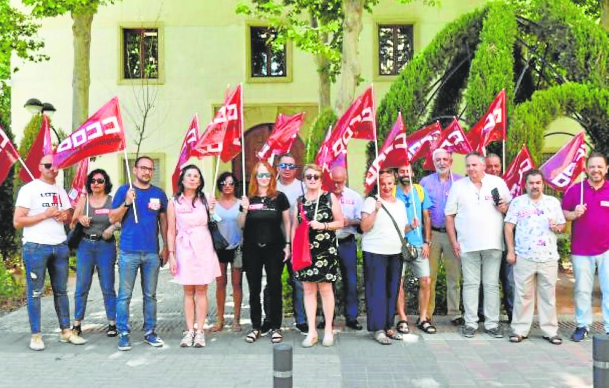 Concentración ayer de CC OO frente a la puerta de la sede del Gobierno regional. 