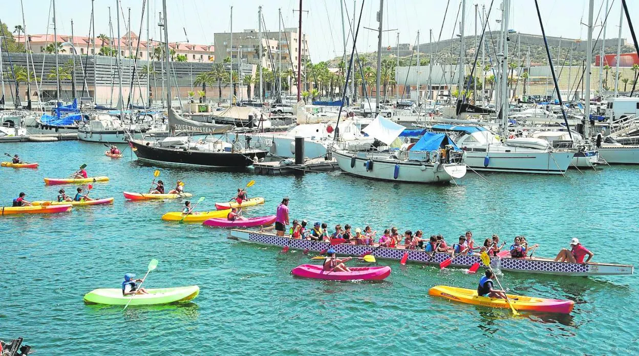 Grupos de niños practican kayak y dragon boat en la bahía de Cartagena, dentro de los Talleres del Mar del Ayuntamiento, ayer. 