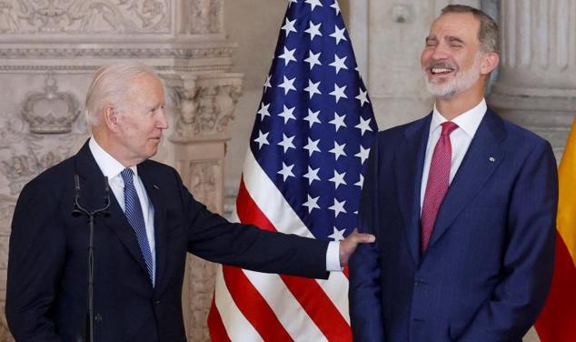 Biden y Felipe VI, durante su comparecencia en el Palacio Real. 