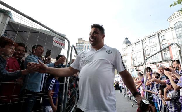 Ronaldo saluda a aficionados del Real Valladolid durante las celebraciones del ascenso. 