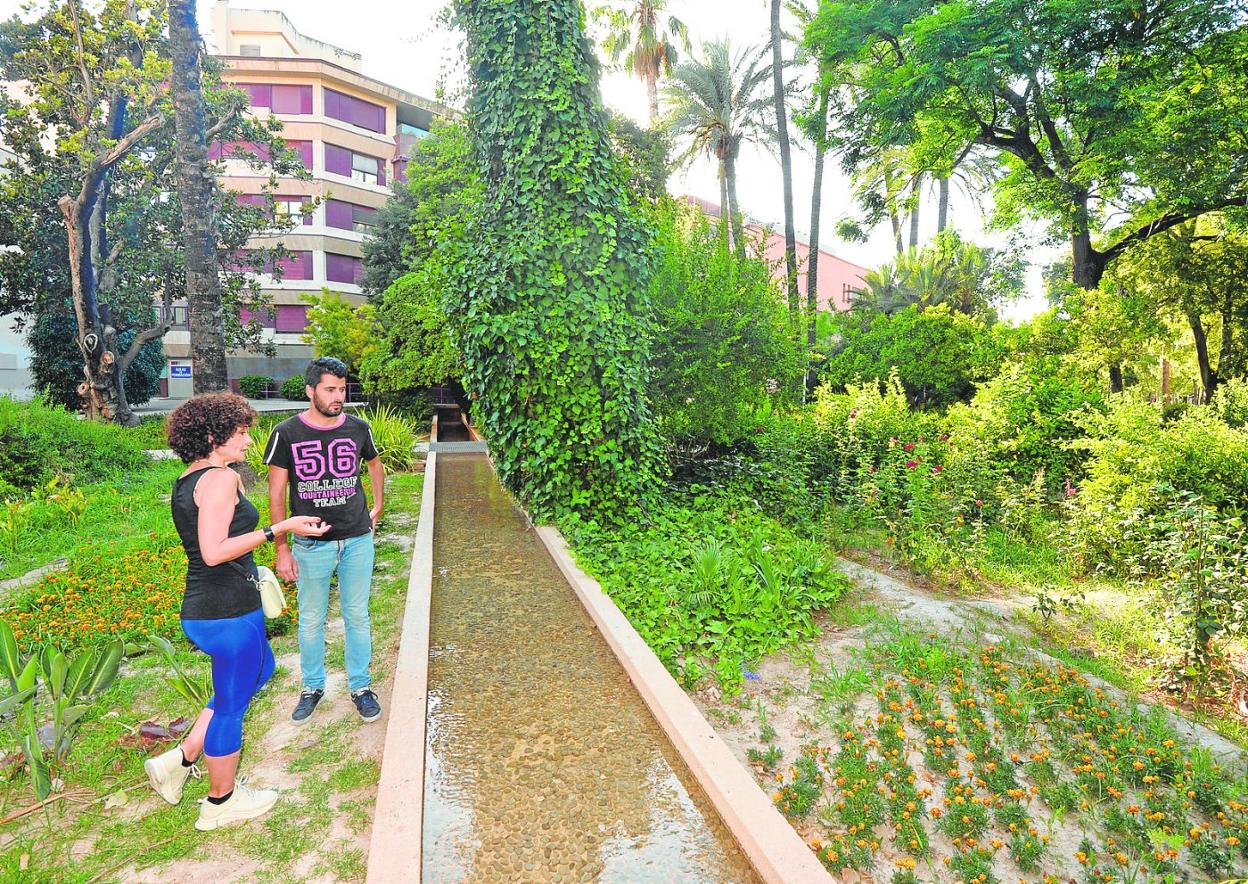 La ruta por la acequia de La Aljufía pasa por el huerto López Ferrer, detrás del Museo de la Ciudad. 