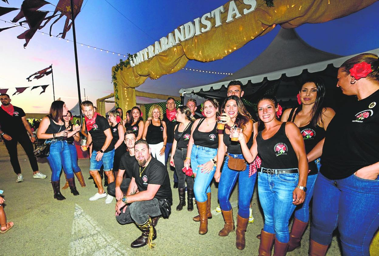 Asistentes a la inauguración de la Feria de la Cerveza de Moros y Cristianos, ayer, en Santomera. 