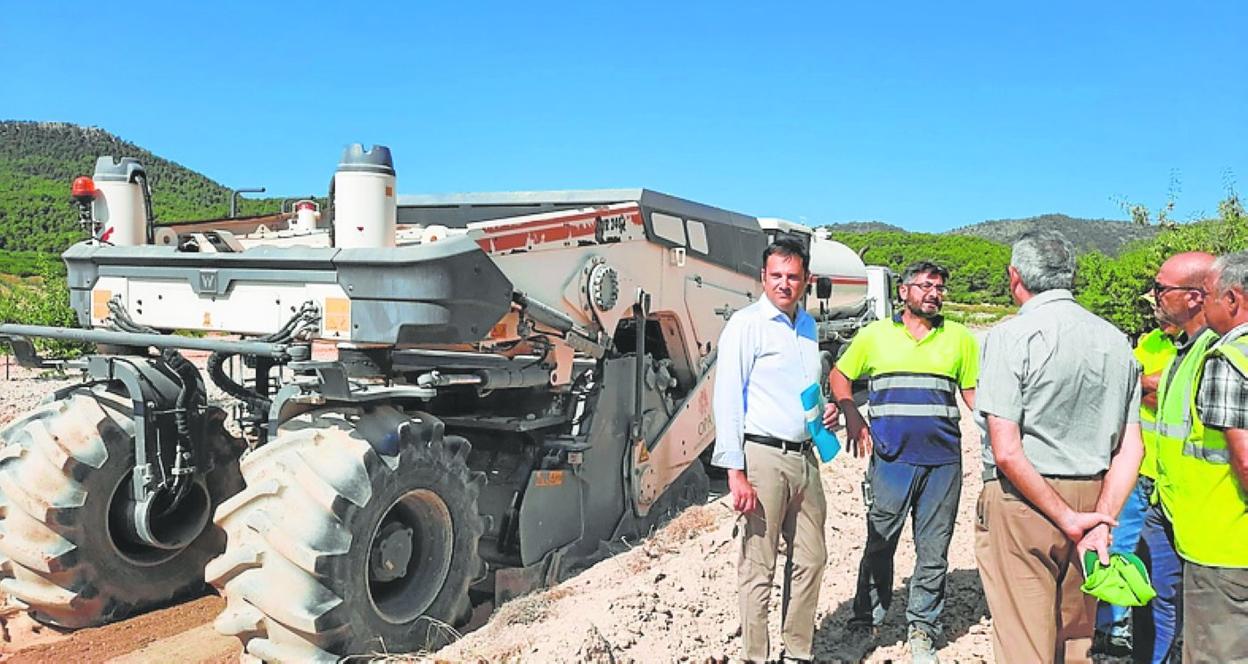 Técnicos y autoridades, ayer, en la zona de las obras. 