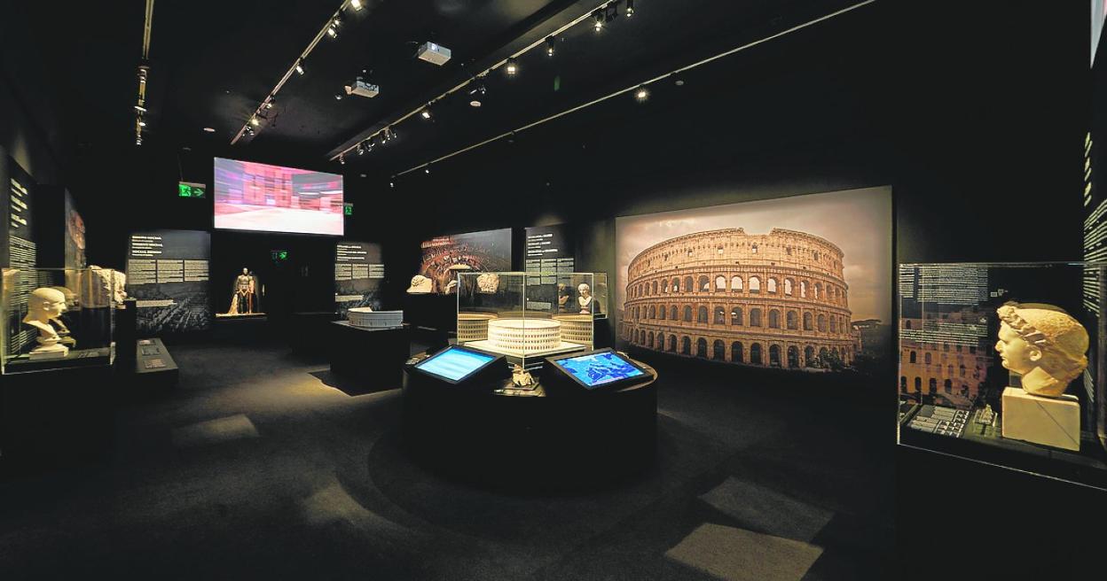 Vista panorámica de una de las salas del MARQ con la exposición centrada en los gladiadores y el coliseo. 