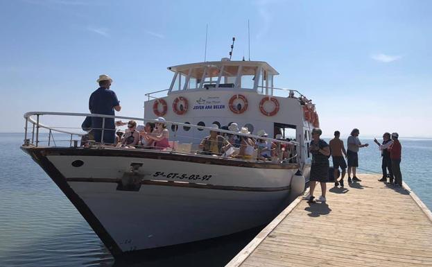 Un barco en aguas del Mar Menor. 