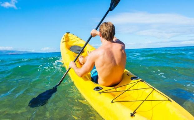 Un chico navega en kayak. 