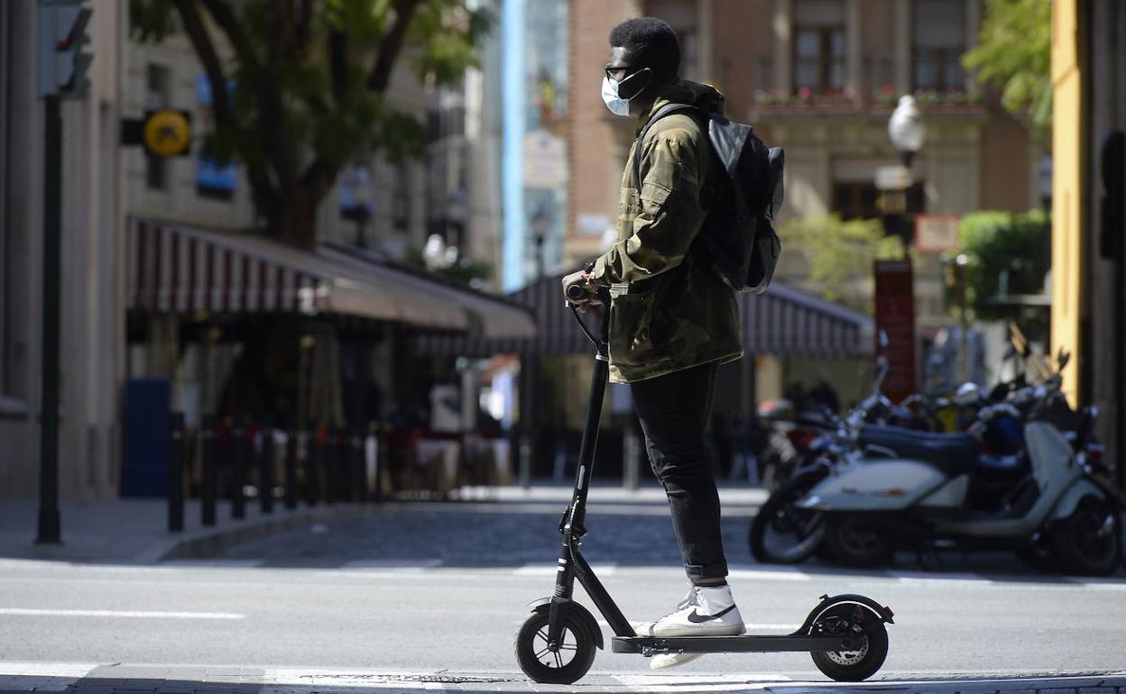 ¿Tienes patinete eléctrico? Este es el equipamiento obligatorio que debes usar para circular