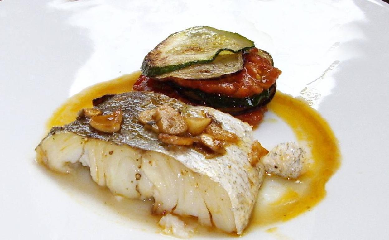 Merluza con fondo de jamón y milhojas de verduras