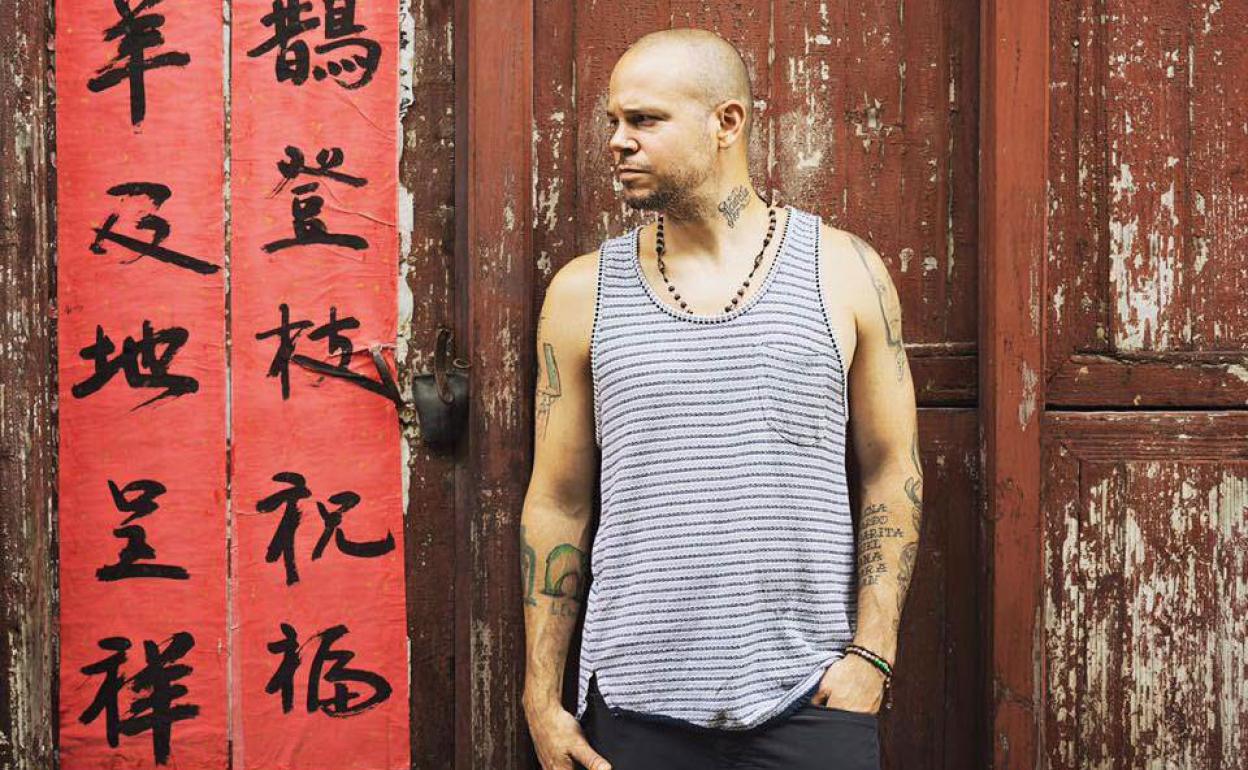 Residente en una imagen promocional.