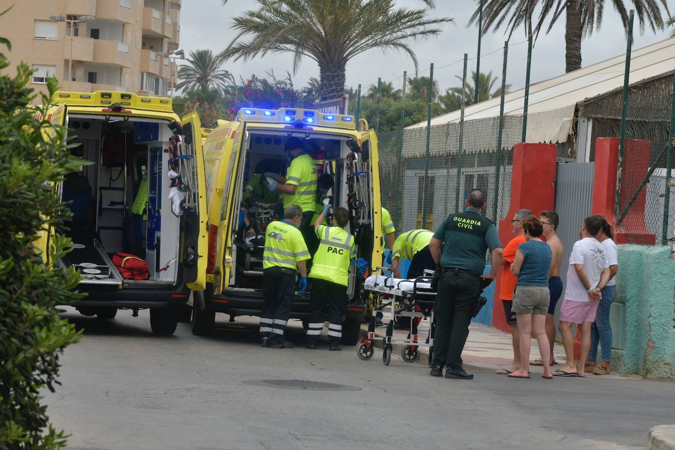 Sanitarios intentan estabilizar al afectado por el humo para poder trasladarlo al hospital. 