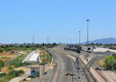 Imagen secundaria 1 - Arriba, obras de Adif en el tramo entre Beniel y Murcia; a la izquierda, en el tramo entre Nonduermas y Sangonera; y, a la derecha, en el tramo entre Totana y Lorca.