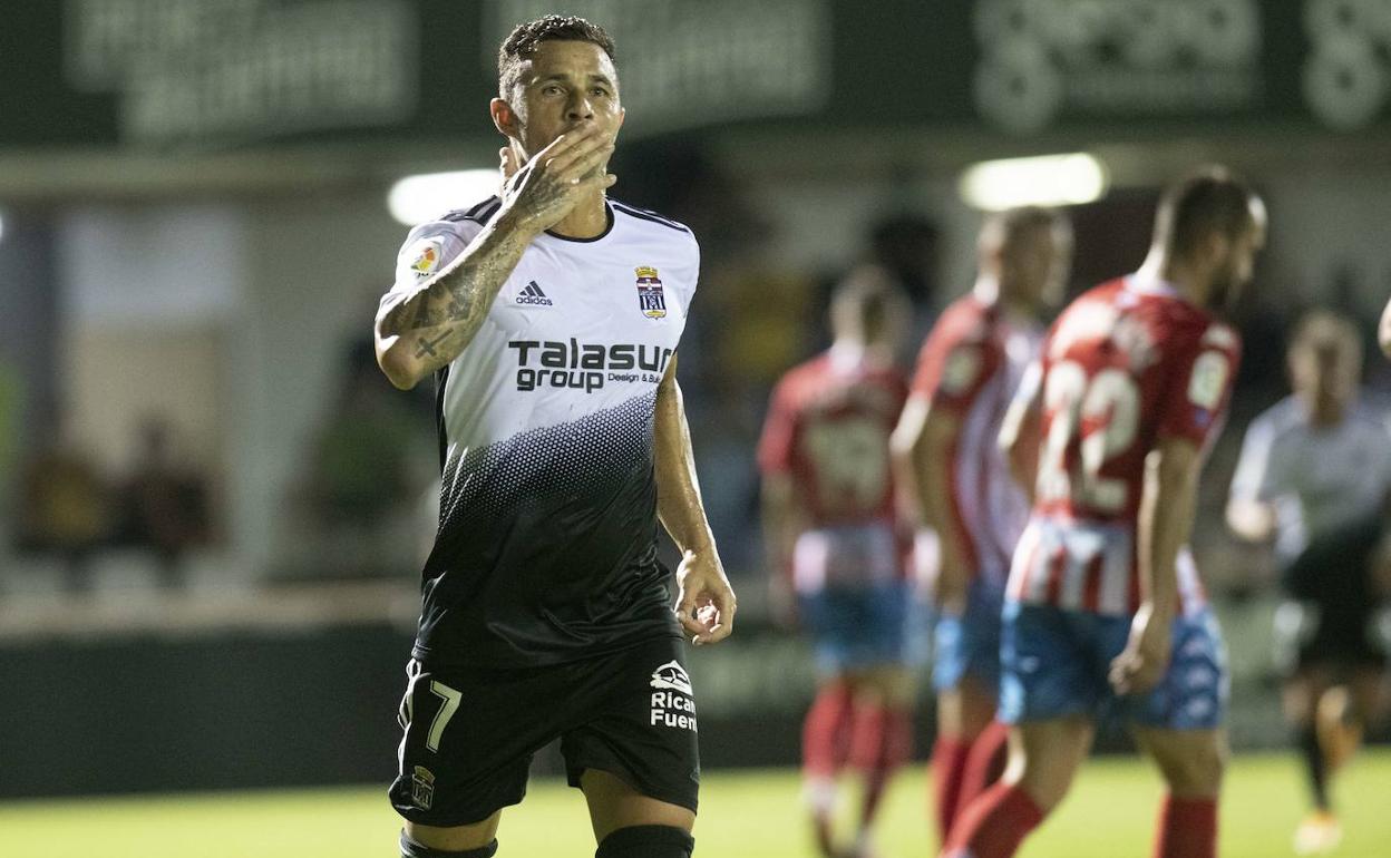 Rubén Castro celebra un tanto con la camiseta albinegra.