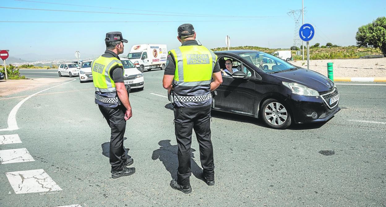 Control de tráfico practicado por una patrulla de la Policía Local, durante esta semana.