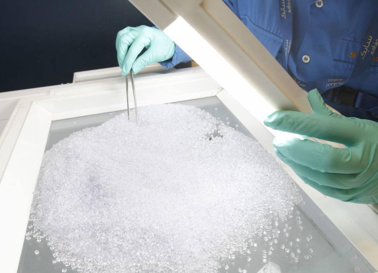 Una especialista de Sabic comprueba la calidad de policarbonatos recién elaborados. 