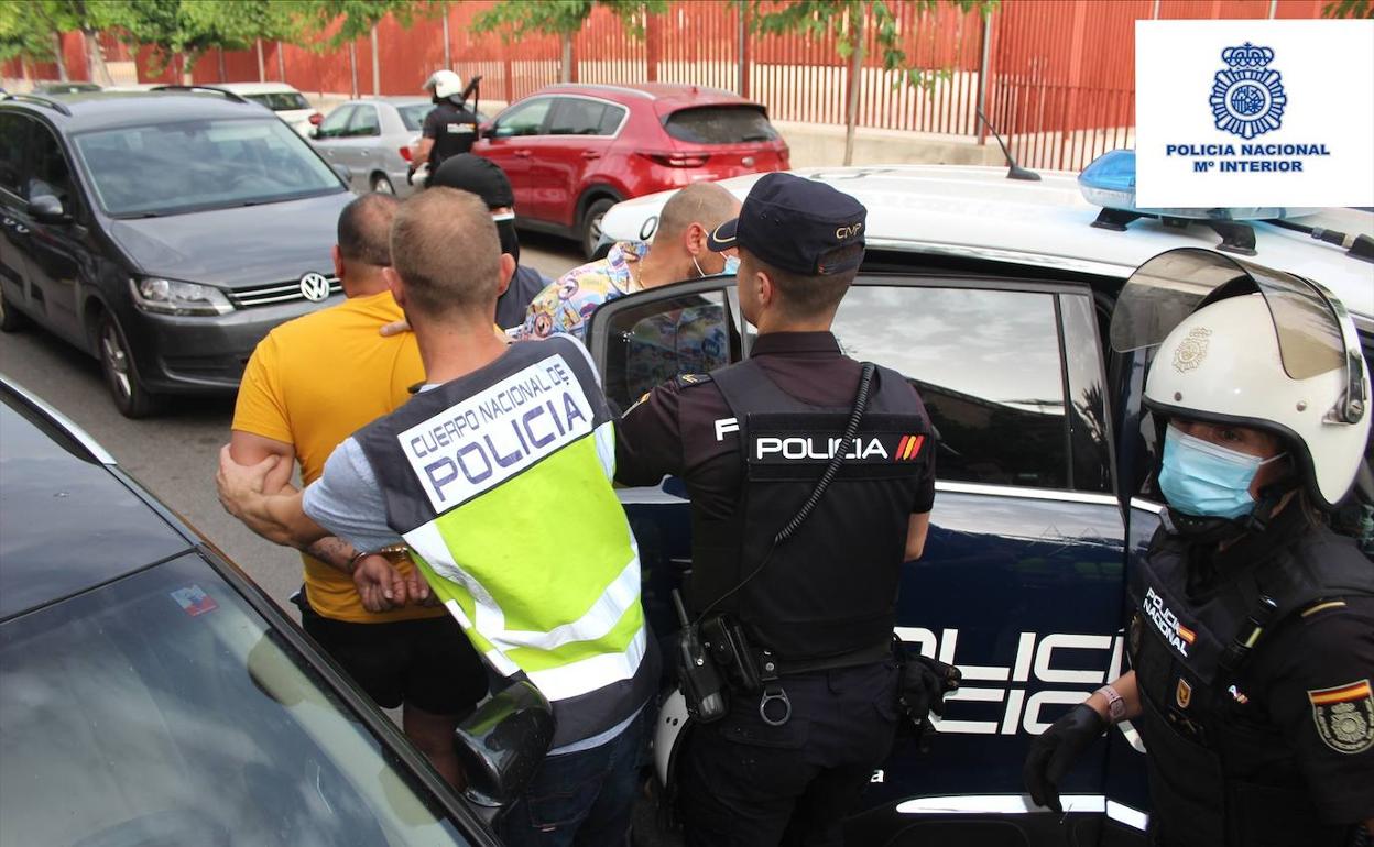 Dos de los detenidos en el desmantelamiento de los narcopisos.