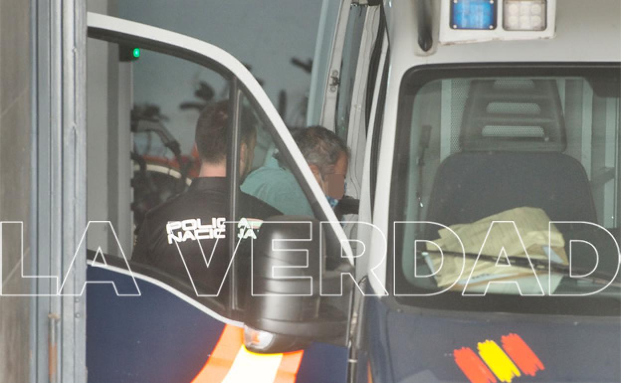 El detenido, este lunes por la mañana, durante su traslado al juzgado.