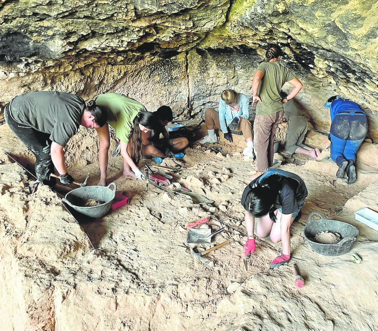 Trabajos de excavación que se desarrollan en la Cueva Negra. 