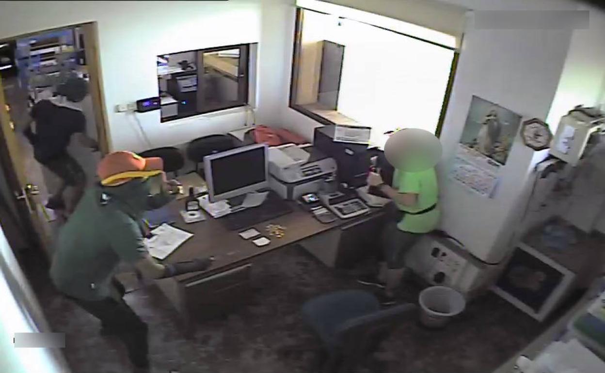 Imagen del atraco a una de las gasolineras.