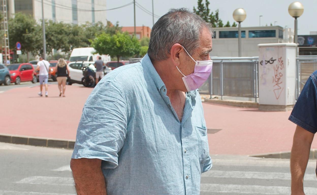 El acusado de atropellar a Alejandro Valverde sale de la Ciudad de la Justicia, ayer. 