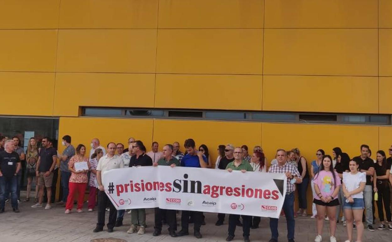 Concentración a las puertas del centro penitenciario de Campos de Río, este martes.