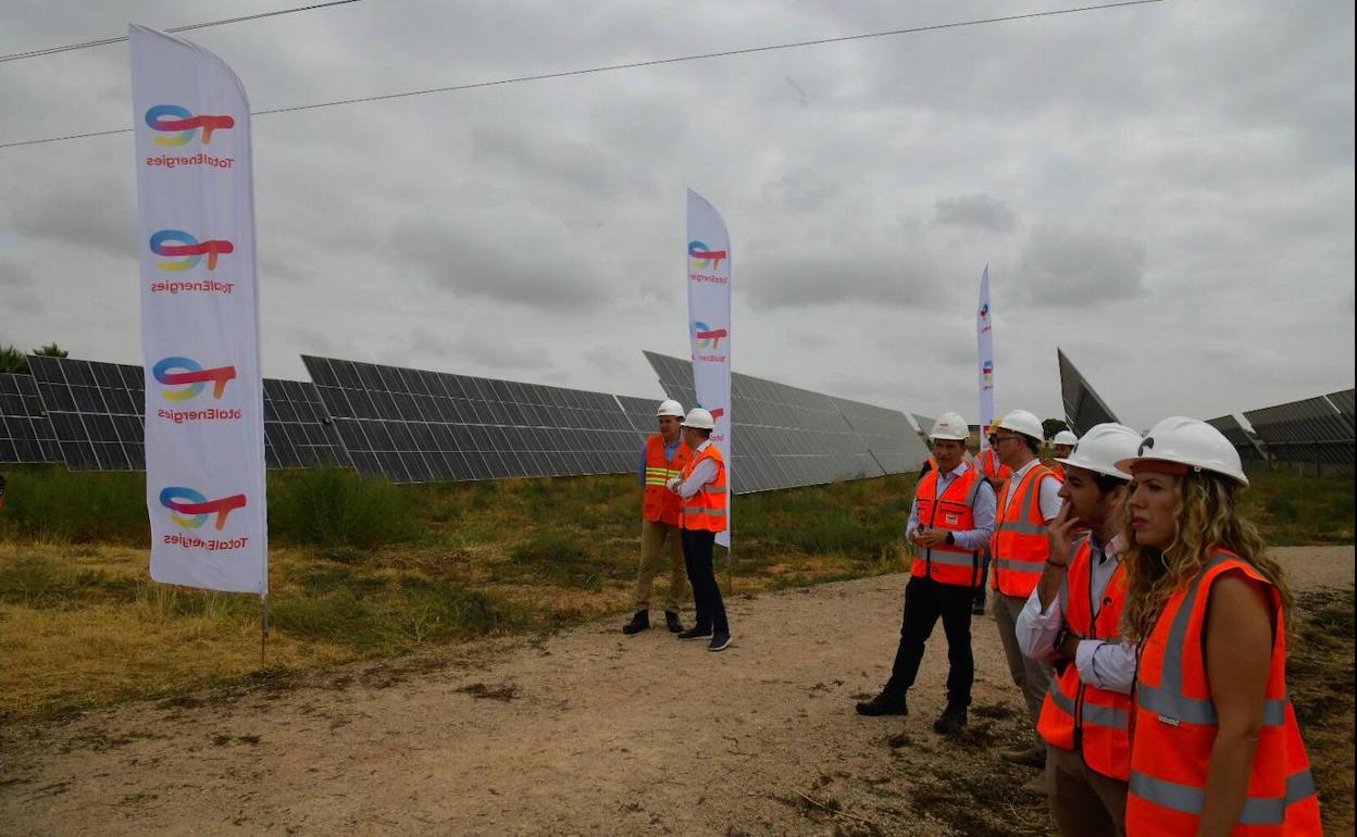 Visita de las autoridades, este miércoles, a la planta de placas solares de Soltec en La Asomada de Cartagena. 