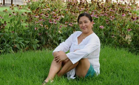 Linda, trabajadora sexual mexicana afincada en Murcia desde hace veinte años, ayer, en un parque de la ciudad. 