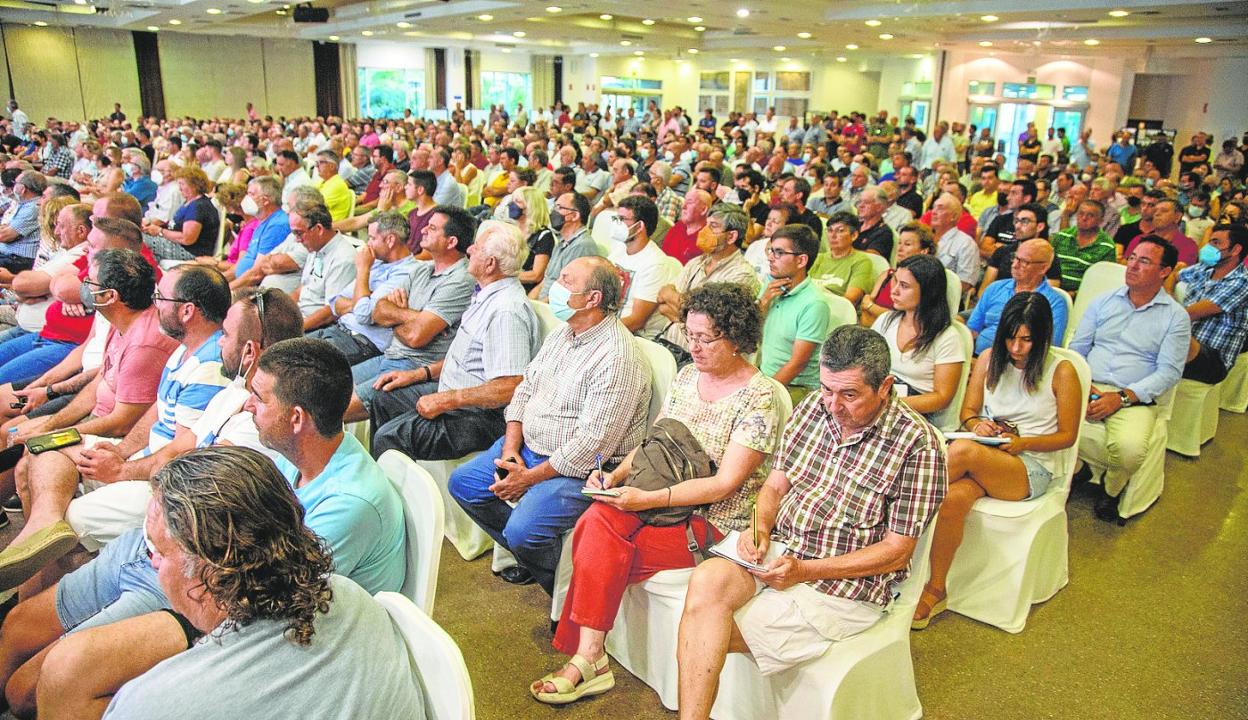 La masiva asamblea de ayer en los Salones Acuario, junto a Torre Pacheco. Muchos iban con libreta en mano para tomar datos. 