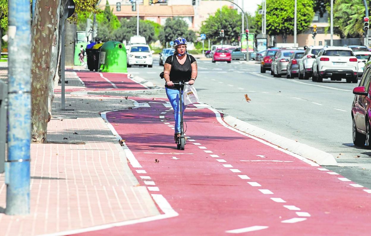 Tramo de carril bici de la calle Esparta, acabado hace poco y con el que conectará el nuevo. 