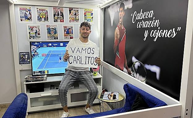 Jorge Alayón, en el espacio de su habitación de Tenerife dedicado a Carlos Alcaraz.