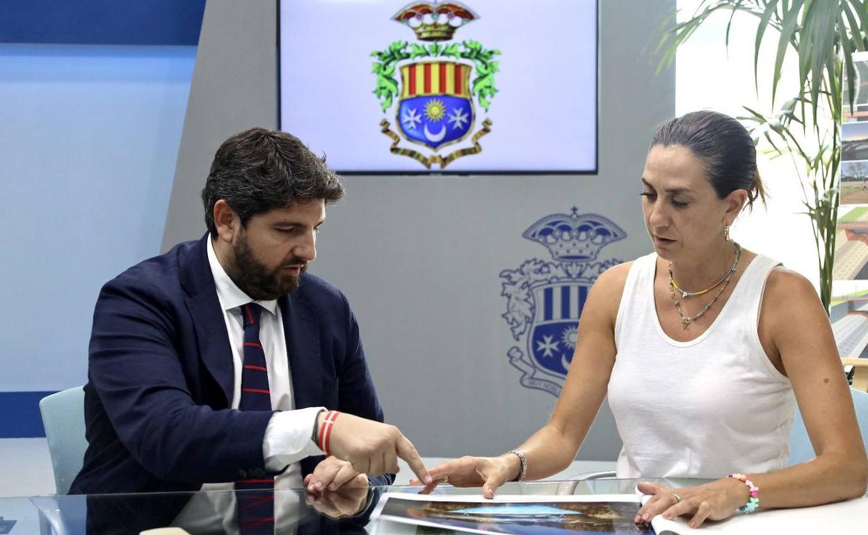 El presidente de la Región de Murcia, Fernando López Miras, y la alcaldesa de Archena, Patricia Fernández, este jueves.