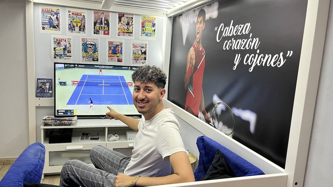 Jorge Alayón, en el espacio de su habitación de Tenerife dedicado a Carlos Alcaraz.