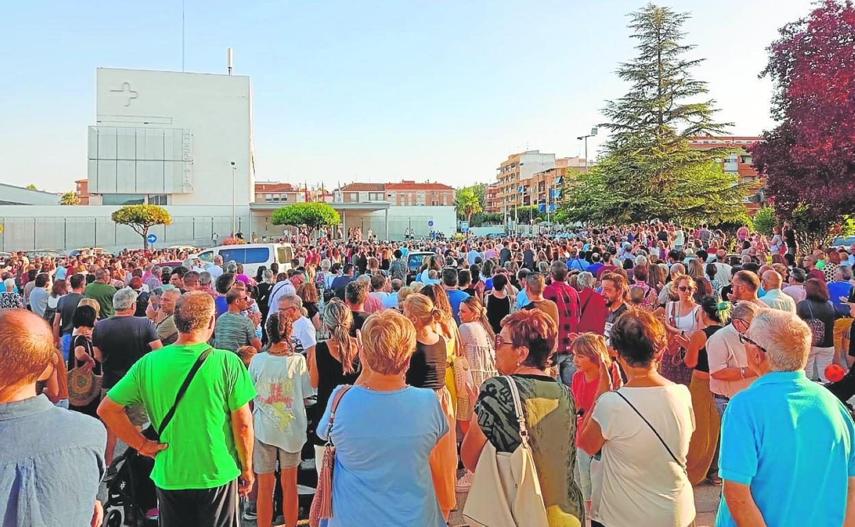 Un momento de la concentración ciudadana, ayer, junto al hospital Virgen del Castillo. 
