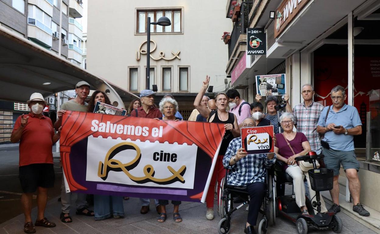 Concentración este jueves de la plataforma en defensa del cine Rex.