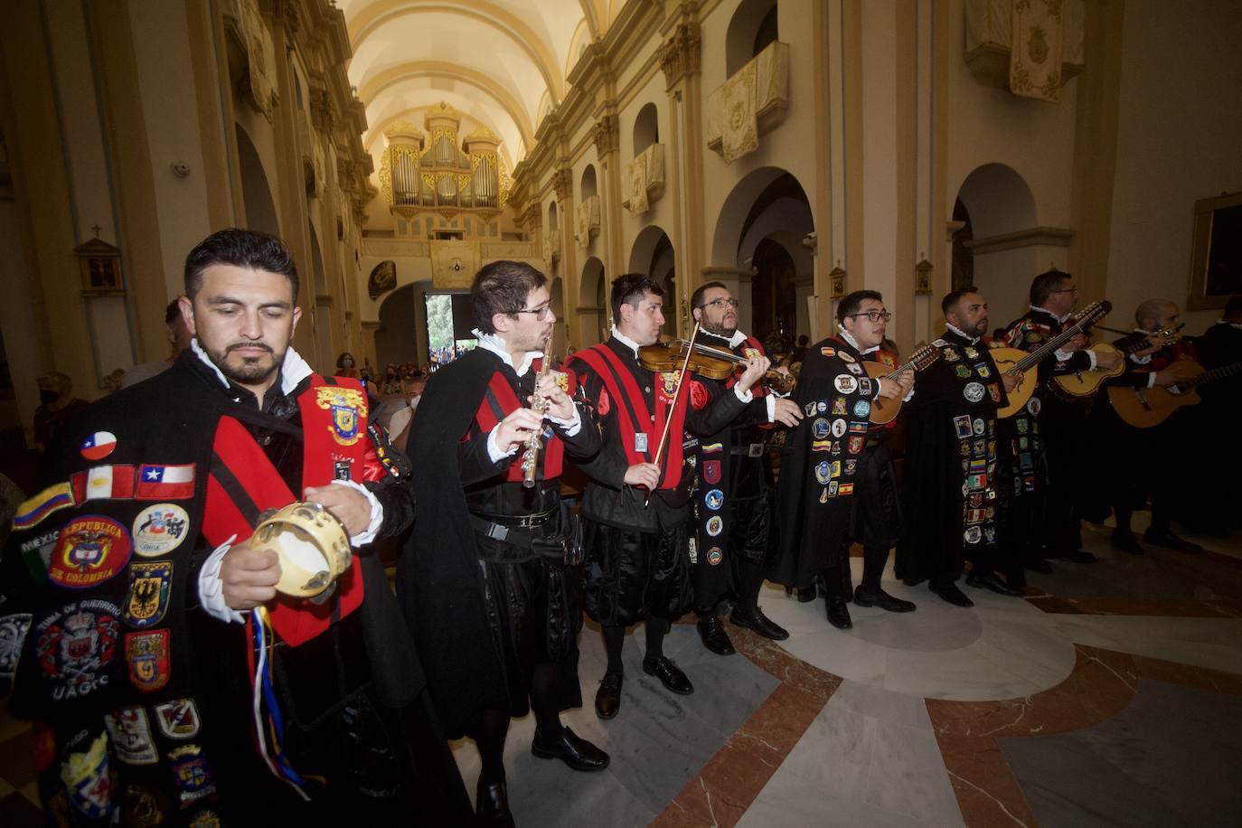 Fotos: Los tunos dedican su primera ronda a la Virgen del Carmen