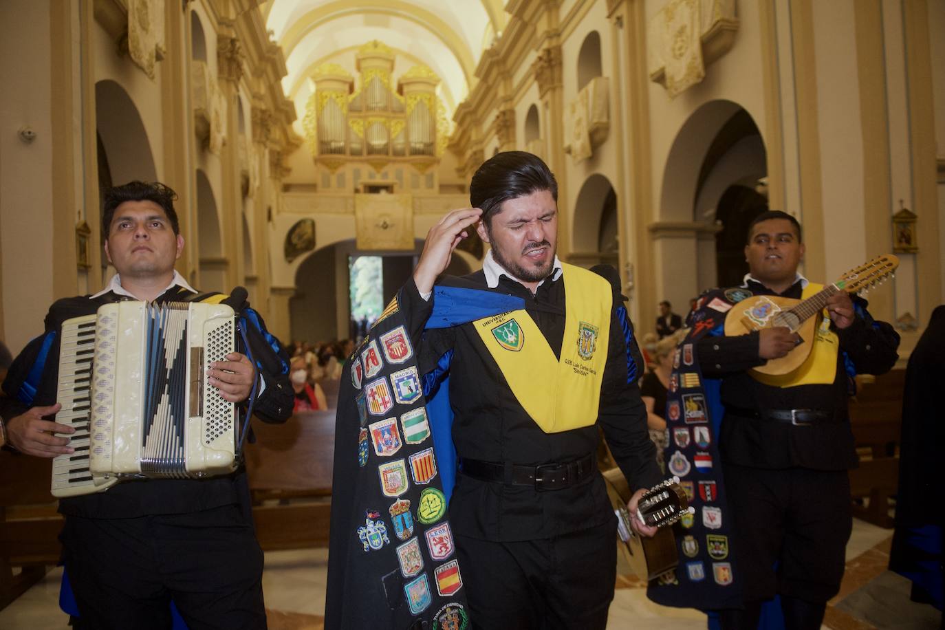 Fotos: Los tunos dedican su primera ronda a la Virgen del Carmen