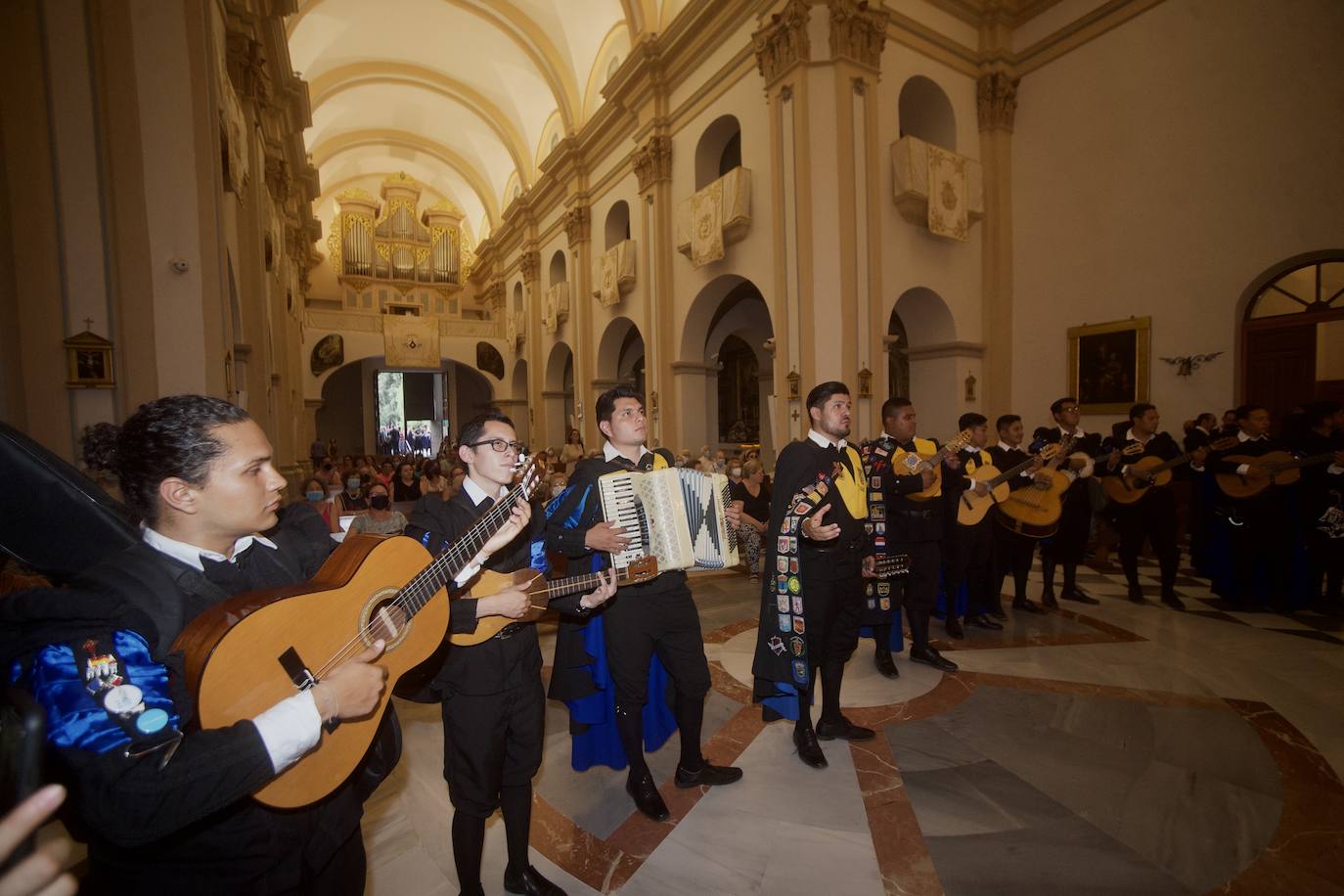 Fotos: Los tunos dedican su primera ronda a la Virgen del Carmen